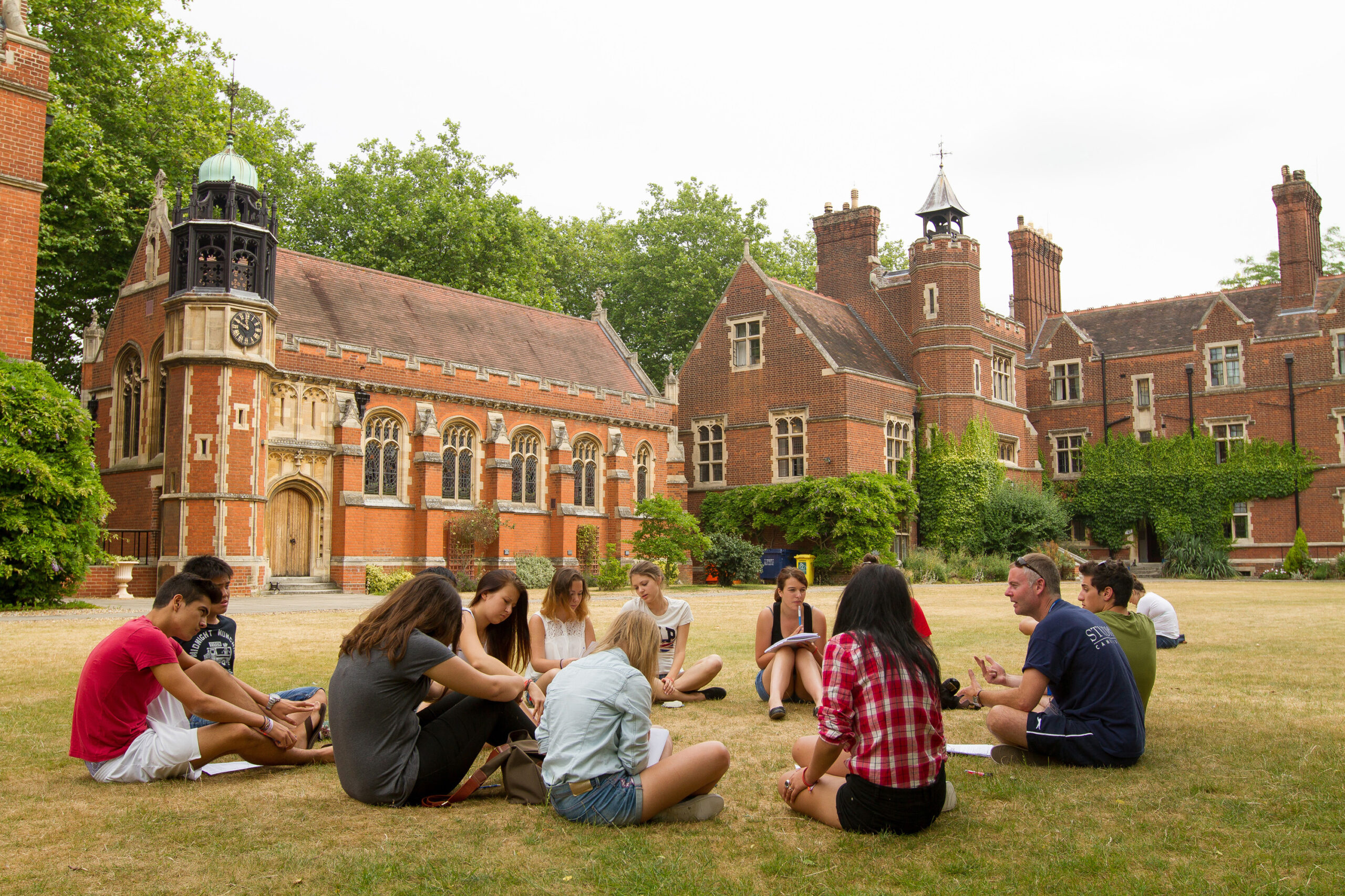 University cambridge in english. Школа Саммерхилл в Англии. Кембридж Англия университет. Английский колледж Кембридж Англия. Cambridge School лагерь.